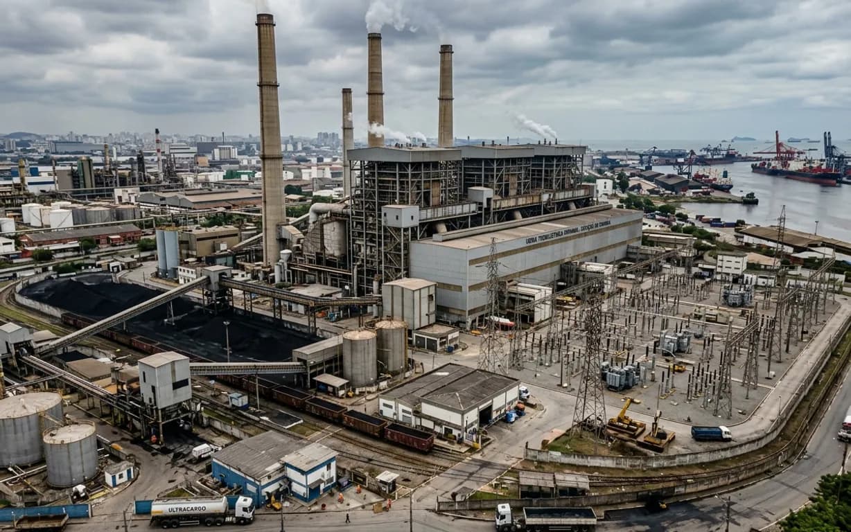 Vista aérea de usina termelétrica com subestação e linhas de transmissão