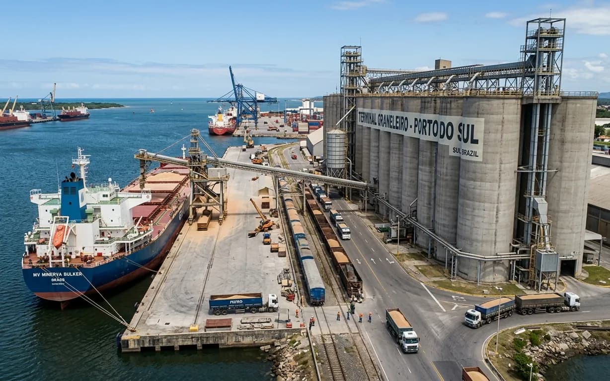 Terminal graneleiro portuário com navio atracado e silos