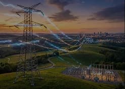 Torres de linha de transmissão de energia ao entardecer